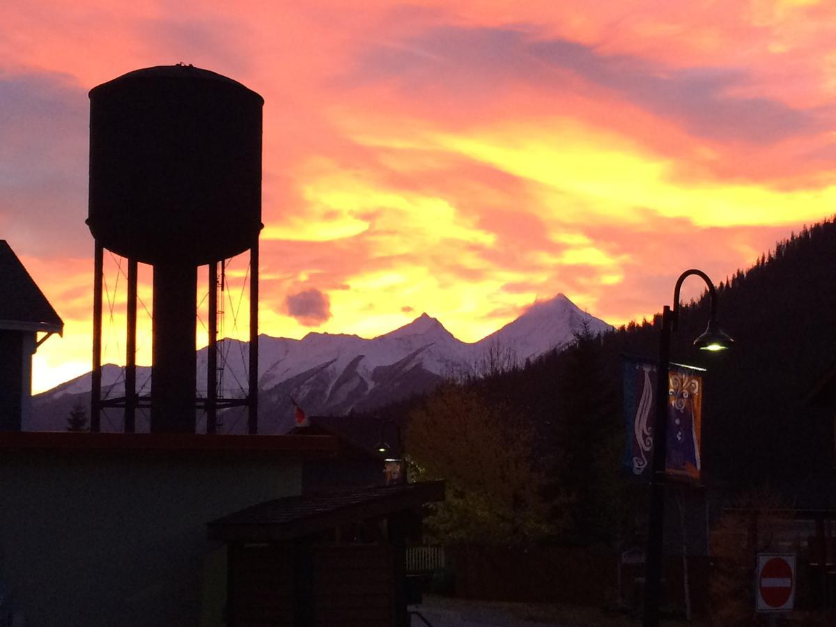 Canadian Rockies Inn - Adults Only Field Eksteriør bilde